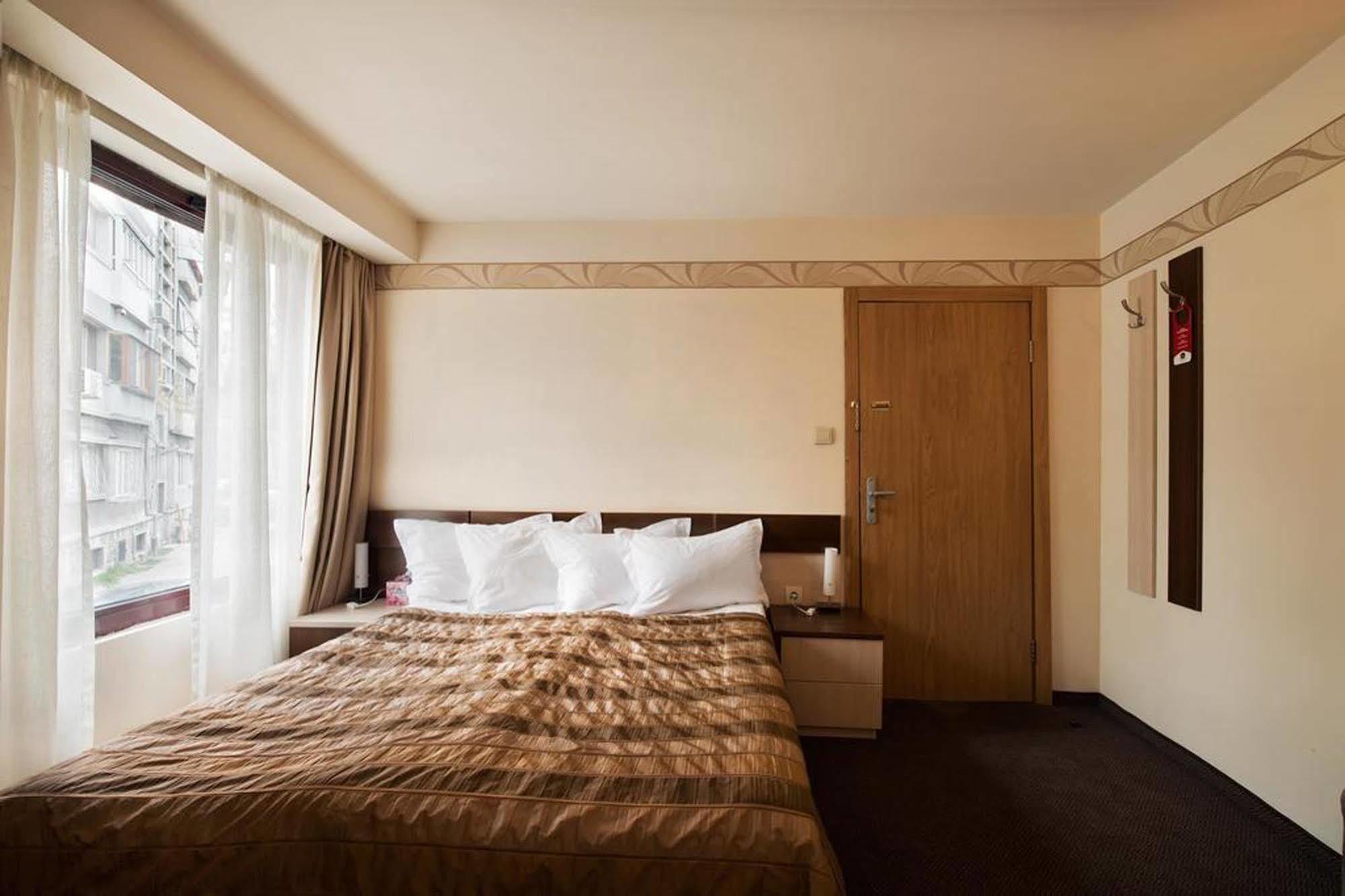 Hugo Hotel Varna Exteriör bild